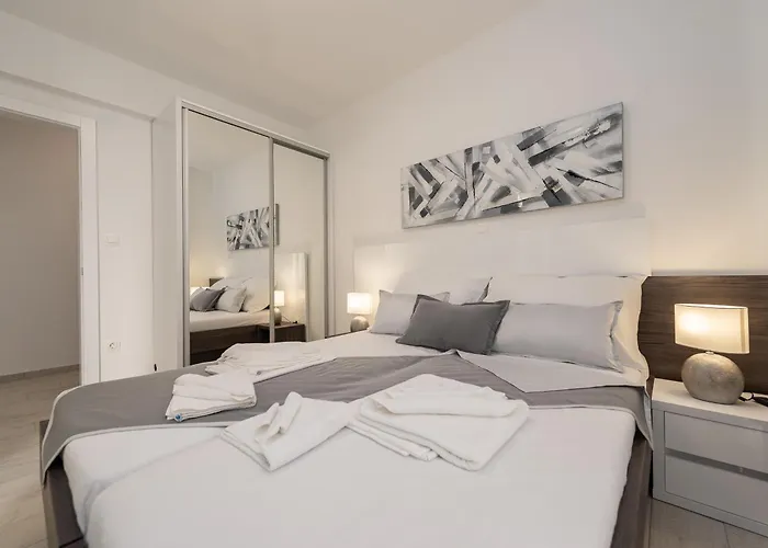 Apartments & Rooms Pool Villas Maris B