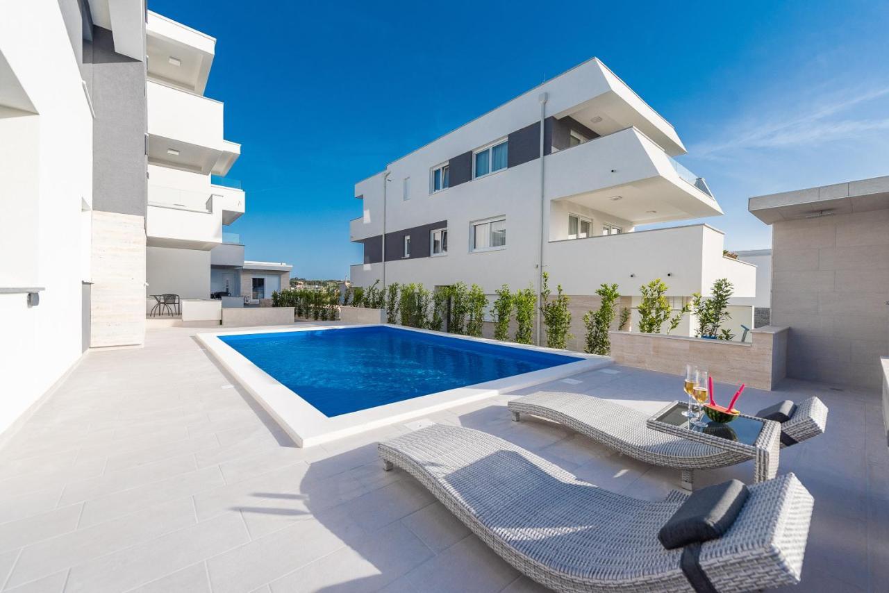 Appartement & Pool Maris B *