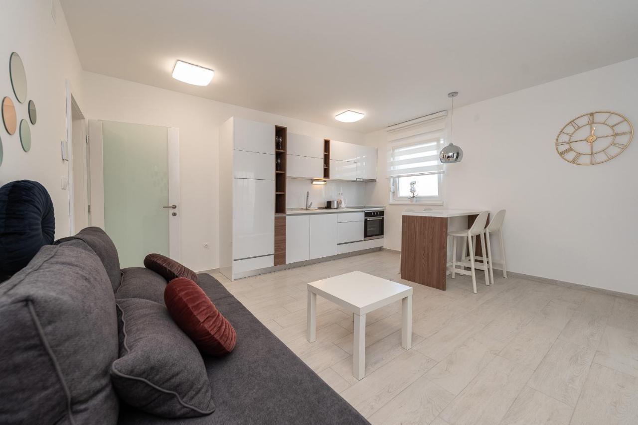 Appartement & Pool Maris B Novalja