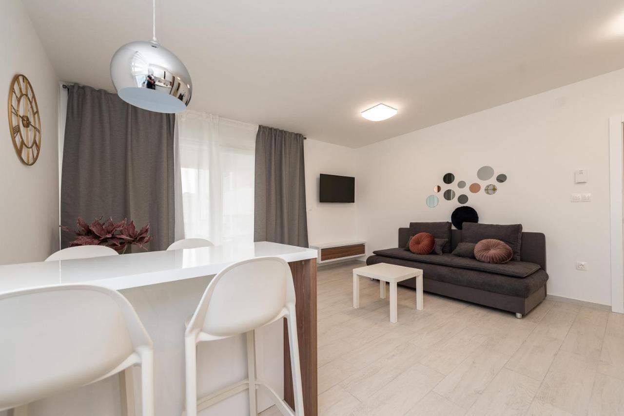 Appartement & Pool Maris B *